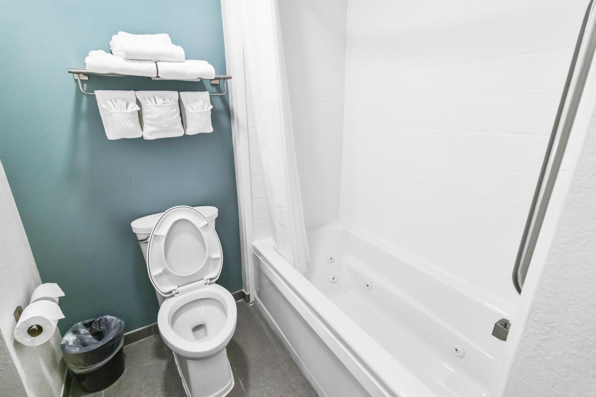 Suburban Studios by Choice Hotels: New Rooms with Kitchens & Premium Amenities Brunswick Exterior photo