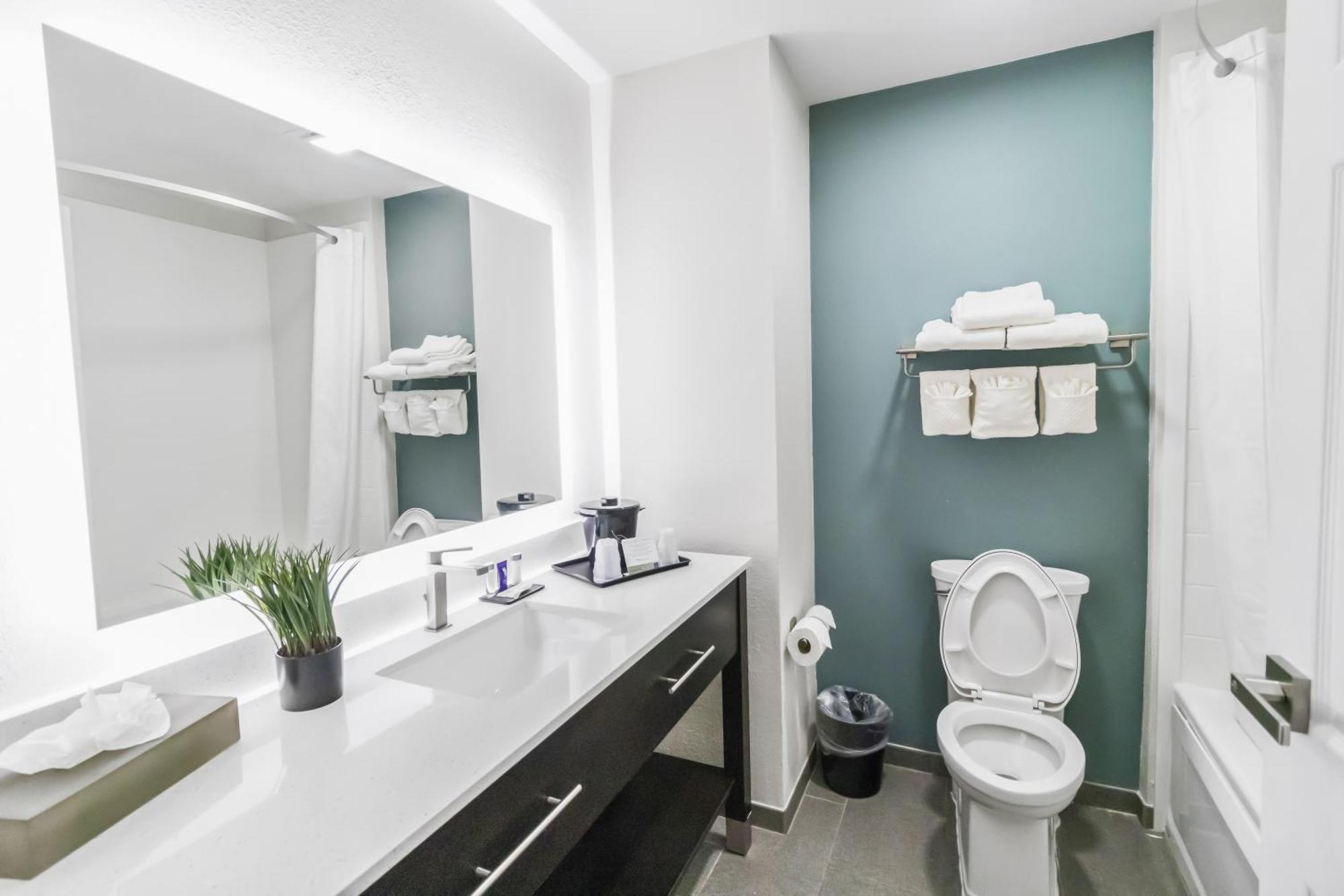 Suburban Studios by Choice Hotels: New Rooms with Kitchens & Premium Amenities Brunswick Exterior photo