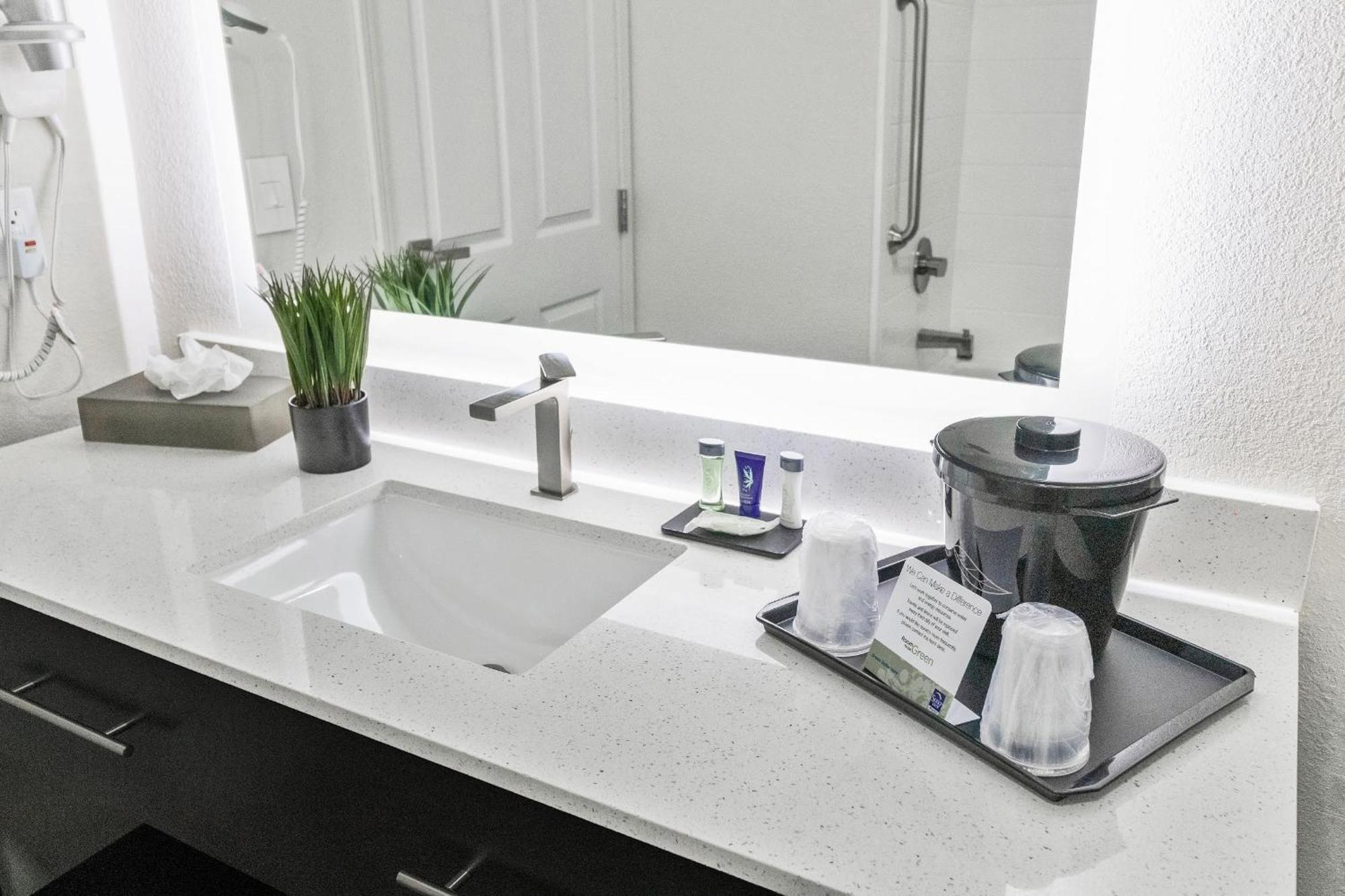 Suburban Studios by Choice Hotels: New Rooms with Kitchens & Premium Amenities Brunswick Exterior photo