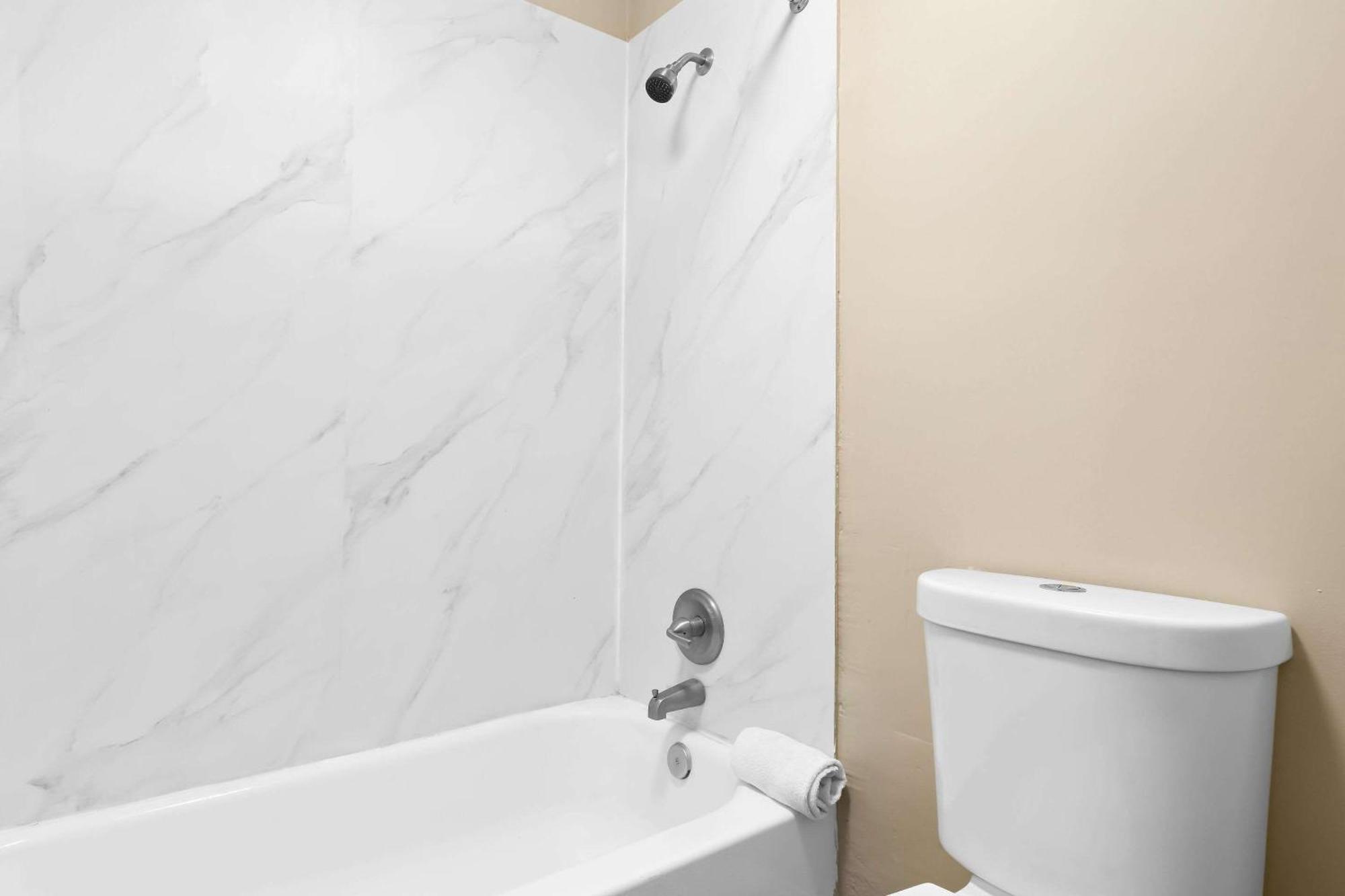 Suburban Studios by Choice Hotels: New Rooms with Kitchens & Premium Amenities Brunswick Exterior photo